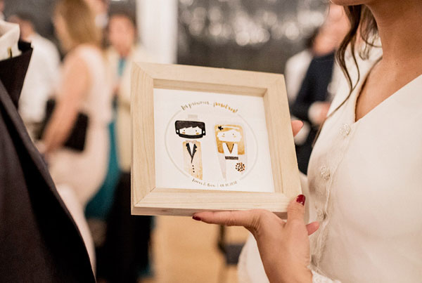 L&agrave;mina amb marc personalitzada amb il&middot;lustracions de nuvis per a regalar als seg&uuml;ents a casar-se